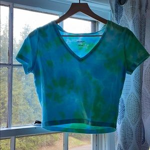 Cropped fitted tie dyed shirt